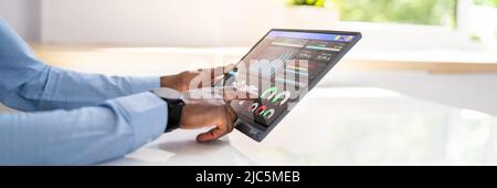 Analyste de données afro-américain utilisant le tableau de bord KPI d'analyse de données Banque D'Images