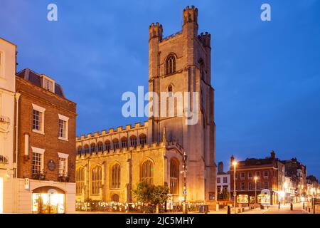 Aube à l'église de la Grande Sainte-Marie, dans le centre-ville de Cambridge, en Angleterre. Banque D'Images