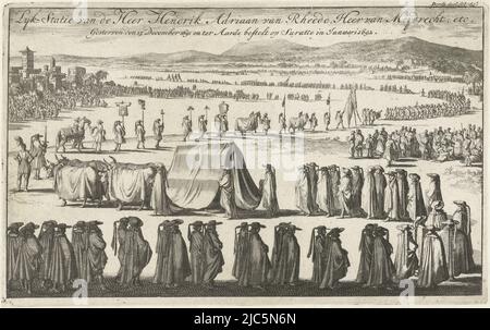 Les funérailles de Hendrik Adriaan Baron van Rheede tot Drakestein à Surat en Inde, janvier 1692. Procession funéraire à l'extérieur de la ville avec un corbillard tiré par quatre boeufs. Marqué en haut à droite: Troisième partie fol 89., funéraire de Hendrik Adriaan van Rheede tot Drakestein, 1692 Lyk-Statie du Seigneur Hendrik Adriaan van Rheede, seigneur de Meydrecht, etc Gestorden 15 décembre 1691 en Aarter de bestven op Suratte in januari 1692 , imprimerie: Jan Luyken, pays-Bas du Nord, 1692 - 1693, papier, gravure, h 167 mm × l 266 mm Banque D'Images