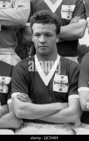 Photo du dossier datée du 17-04-1958 de Billy Bingham dans la gamme d'équipes d'Irlande du Nord pour un match contre le pays de Galles au parc Ninian, Cardiff. Billy Bingham, ancien directeur de l'Irlande du Nord, est décédé, a annoncé sa famille. Il avait 90 ans. Date de publication : vendredi 10 juin 2022. Banque D'Images