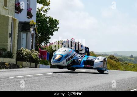 Douglas, Île de Man. 10th juin 2022. Ben Birchall/Tom Birchall (600 LCR Honda) représentant l'écurie Haith Honda lors de la course 3WHEELING.MEDIA Sidecar TT 2 à l'île de Man, Douglas, île de Man, le 10 juin 2022. Photo de David Horn. Crédit : Prime Media Images/Alamy Live News Banque D'Images