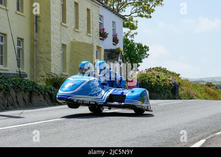 Douglas, Île de Man. 10th juin 2022. Ben Birchall/Tom Birchall (600 LCR Honda) représentant l'écurie Haith Honda lors de la course 3WHEELING.MEDIA Sidecar TT 2 à l'île de Man, Douglas, île de Man, le 10 juin 2022. Photo de David Horn. Crédit : Prime Media Images/Alamy Live News Banque D'Images