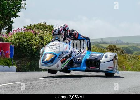 Douglas, Île de Man. 10th juin 2022. Ben Birchall/Tom Birchall (600 LCR Honda) représentant l'écurie Haith Honda lors de la course 3WHEELING.MEDIA Sidecar TT 2 à l'île de Man, Douglas, île de Man, le 10 juin 2022. Photo de David Horn. Crédit : Prime Media Images/Alamy Live News Banque D'Images