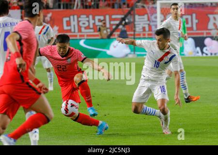 10 juin 2022, Suwon, Gyeonggi, Corée du Sud: 10 juin 2022-Suwon, Corée du Sud-Kwon, Changhoon de Corée du Sud et Anderes, Cubas du Paraguay action lors d'un match international amical présenté par la Banque Hana République de Corée contre le Paraguay au stade Suwon de coupe du monde à Suwon, Corée du Sud. (Credit image: © Ryu Seung-il/ZUMA Press Wire) Banque D'Images