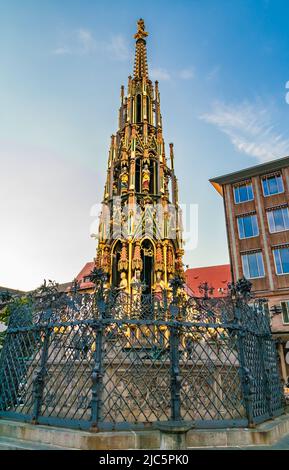 Superbe vue rapprochée de la Schöner Brunnen (belle fontaine), une fontaine datant du 14th siècle à Nuremberg, en Allemagne. Les quatre rangées de 40 figures de pierre... Banque D'Images