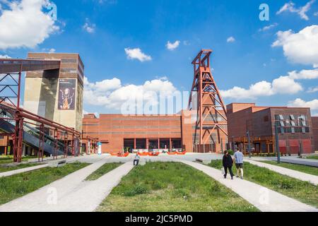 Couple marchant vers la mine de charbon Zollverein à Essen, Allemagne Banque D'Images