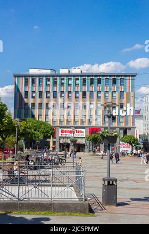 Boutique colorée à la place Kennedy dans le centre d'Essen, Allemagne Banque D'Images