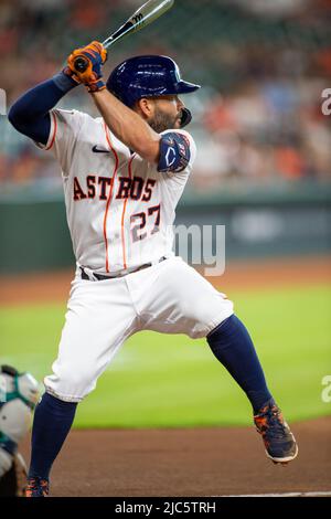 Houston Astros deuxième baseman Jose Altuve (27) mène au bas du premier repas du jeu MLB entre les Astros de Houston et le Seattle Banque D'Images