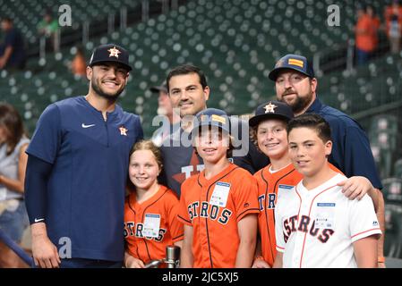 Le lanceur d'Astros de Houston lance McCullers Jr. (43) pose avec des fans avant le jeu de MLB entre les Astros de Houston et les Mariners de Seattle le mardi, Ju Banque D'Images