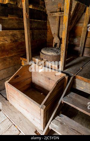 Ancien moulin en pierres et bois. Machine à moudre utilisée pour la fabrication de la farine Banque D'Images