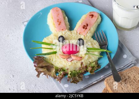 Un lapin drôle de purée de pommes de terre et de saucisses pour le petit déjeuner repas des enfants. Menu enfants créatif Banque D'Images