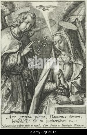Marie est assise à une table dans la prière. Elle est visitée par l'ange Gabriel. Il lui dit qu'elle donnera naissance à un fils qui sera appelé Christ. Au-dessus d'eux la colombe comme symbole du Saint-Esprit. Dans la marge une citation de la Bible de Luc 1 en latin, Annonciation, imprimeur: Hieronymus Wierix, (mentionné sur l'objet), éditeur: Hieronymus Wierix, (mentionné sur l'objet), Piermans, (Mentionné sur l'objet), Anvers, 1563 - avant 1619, papier, gravure, h 87 mm × l 59 mm Banque D'Images