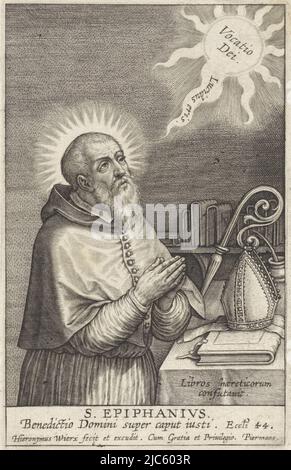 Saint Epiphanius [de Pavie?] se tient devant une table d'écriture dans une étude avec ses mains pliées dans la prière. Sur la table se trouvent l'onglet de son évêque, un puits d'encre, et un livre. Il regarde la lumière divine qui brille d'en haut. Dans la marge une citation de la Bible de Sir. 44 en latin, H. Epiphanius S. Epiphanivs ., imprimerie: Hieronymus Wierix, (mentionné sur l'objet), éditeur: Hieronymus Wierix, (mentionné sur l'objet), Piermans, (Mentionné sur l'objet), Anvers, 1563 - avant 1619, papier, gravure, h 105 mm × l 67 mm Banque D'Images
