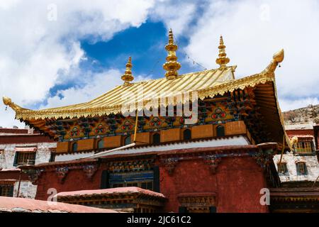 Vue rapprochée sur l'un des toits du monastère de Ganden à Lhassa, Tibet. Banque D'Images