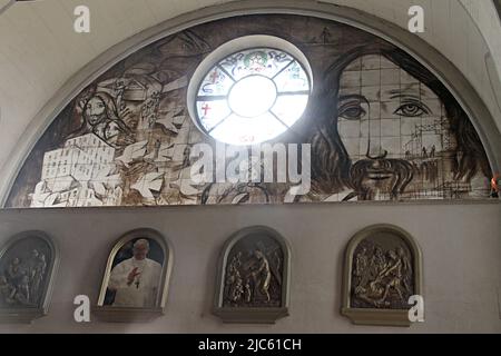 Fresque de l'artiste Mihu Vulcanescu à l'intérieur de l'église italienne de Bucarest, Roumanie. Banque D'Images