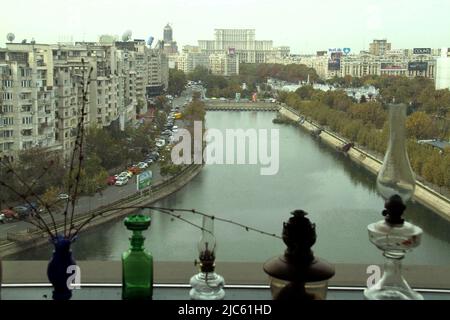 Bucarest, Roumanie. Traversée de la rivière Dambovita par Unirii Plaza. Le Palais du Parlement vu à l'arrière. Banque D'Images