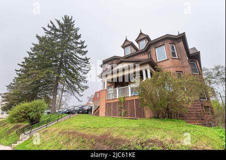 Duluth, Minnesota, États-Unis – 29 mai 2022 : maison en brique indépendante historique dans le centre-ville Banque D'Images