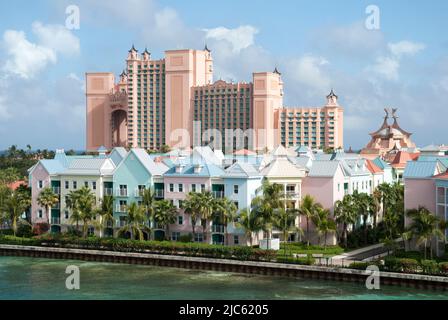 La vue des maisons de quartier résidentiel colorées sur Paradise Island, destination de vacances populaire aux Bahamas. Banque D'Images