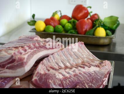 Côtes de porc et un plateau de fuit coloré et de légumes. Banque D'Images