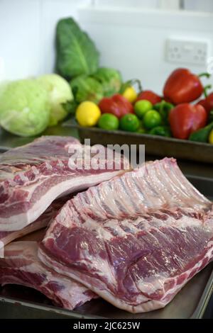 Côtes de porc et un plateau de fuit coloré et de légumes. Banque D'Images