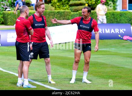 Damian Lewis (au centre), en Angleterre, parle à Mark Noble et Joe Cole au cours d'une séance de formation en prévision de SoccerAid à Champneys Tring, Wigginton. Date de la photo: Vendredi 10 juin 2022. Banque D'Images