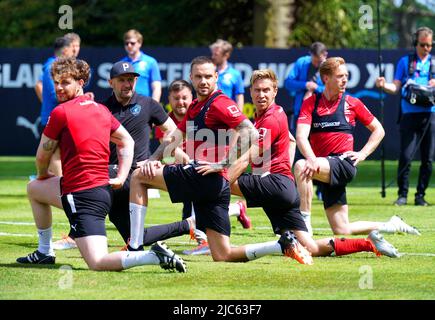 Tom Grennan (à gauche), Liam Payne, Russell Howard et Damian Lewis pendant une séance de formation avant SoccerAid à Champneys Tring, Wigginton. Date de la photo: Vendredi 10 juin 2022. Banque D'Images