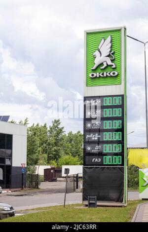 Il n'y a pas de carburant aux stations-service OKKO dans les villes d'Ukraine. Un panneau à une station-service indiquant le prix de 0,00. Manque de carburant diesel, d'essence et de g Banque D'Images