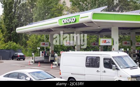 Un réseau de stations-service en Ukraine avec un magasin et un café OKKO. Station de remplissage, commerce de détail de produits pétroliers. Propriétaire de AO Concern Galneftegaz Banque D'Images