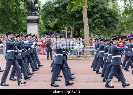 Le RAF Regiment marche dans la section militaire pour la Reine et le pays au défilé du Jubilé de platine de la Reine dans le Mall, Londres, Royaume-Uni. Banque D'Images