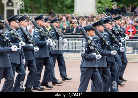 Le RAF Regiment marche dans la section militaire pour la Reine et le pays au défilé du Jubilé de platine de la Reine dans le Mall, Londres, Royaume-Uni. Banque D'Images