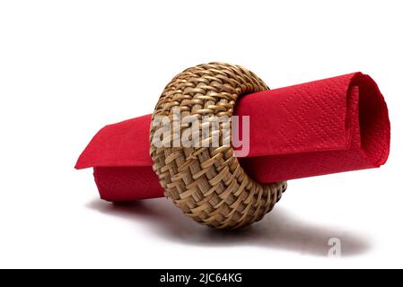 Gros plan de la serviette en bois tissée avec une serviette rouge roulé sur fond blanc Banque D'Images