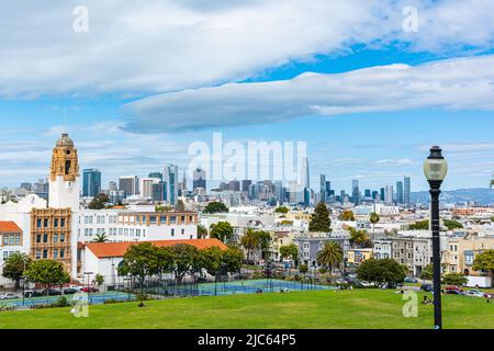 Vue sur la basilique de Mission Dolores et les gratte-ciel de San Francisco depuis Dolores Park, Californie Banque D'Images