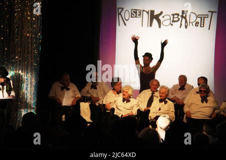 Groupe d'acteurs professionnels et amateurs âgés jouant dans le spectacle 'RosenKabarett' au Théâtre juif de Bucarest, Roumanie Banque D'Images