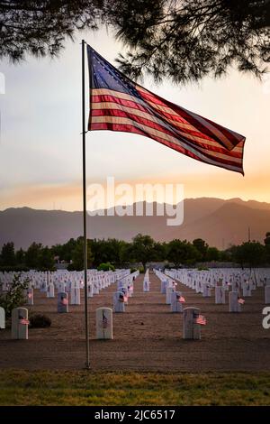 Coucher de soleil, la nuit précédant le jour du souvenir, dans un cimetière national de l'ouest du Texas. Banque D'Images