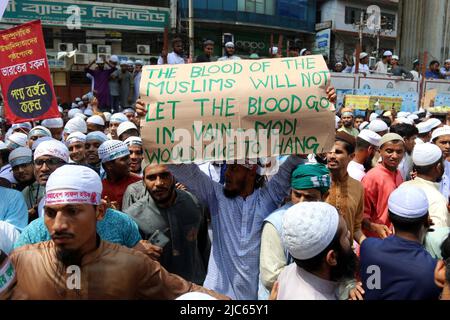 Dhaka, Bangladesh. 10th juin 2022. Les militants et les partisans des partis islamistes du Bangladesh criaient des slogans anti-indiens lors d'une manifestation à Dhaka sur 10 juin 2022, pour protester contre la porte-parole de l'ancien parti indien Bharatiya Janata, Nupur Sharma, au sujet de ses remarques incendiaires sur le prophète Mahomet. Photo de Habibur Rahman/ABACAPRESS.COM crédit: Abaca Press/Alay Live News Banque D'Images