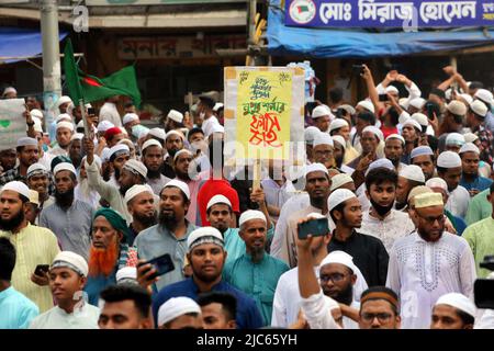 Dhaka, Bangladesh. 10th juin 2022. Les militants et les partisans des partis islamistes du Bangladesh criaient des slogans anti-indiens lors d'une manifestation à Dhaka sur 10 juin 2022, pour protester contre la porte-parole de l'ancien parti indien Bharatiya Janata, Nupur Sharma, au sujet de ses remarques incendiaires sur le prophète Mahomet. Photo de Habibur Rahman/ABACAPRESS.COM crédit: Abaca Press/Alay Live News Banque D'Images