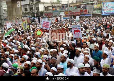 Dhaka, Bangladesh. 10th juin 2022. Les militants et les partisans des partis islamistes du Bangladesh criaient des slogans anti-indiens lors d'une manifestation à Dhaka sur 10 juin 2022, pour protester contre la porte-parole de l'ancien parti indien Bharatiya Janata, Nupur Sharma, au sujet de ses remarques incendiaires sur le prophète Mahomet. Photo de Habibur Rahman/ABACAPRESS.COM crédit: Abaca Press/Alay Live News Banque D'Images