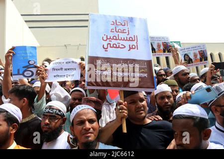 Dhaka, Bangladesh. 10th juin 2022. Les militants et les partisans des partis islamistes du Bangladesh criaient des slogans anti-indiens lors d'une manifestation à Dhaka sur 10 juin 2022, pour protester contre la porte-parole de l'ancien parti indien Bharatiya Janata, Nupur Sharma, au sujet de ses remarques incendiaires sur le prophète Mahomet. Photo de Habibur Rahman/ABACAPRESS.COM crédit: Abaca Press/Alay Live News Banque D'Images