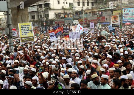 Dhaka, Bangladesh. 10th juin 2022. Les militants et les partisans des partis islamistes du Bangladesh criaient des slogans anti-indiens lors d'une manifestation à Dhaka sur 10 juin 2022, pour protester contre la porte-parole de l'ancien parti indien Bharatiya Janata, Nupur Sharma, au sujet de ses remarques incendiaires sur le prophète Mahomet. Photo de Habibur Rahman/ABACAPRESS.COM crédit: Abaca Press/Alay Live News Banque D'Images