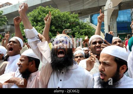 Dhaka, Bangladesh. 10th juin 2022. Les militants et les partisans des partis islamistes du Bangladesh criaient des slogans anti-indiens lors d'une manifestation à Dhaka sur 10 juin 2022, pour protester contre la porte-parole de l'ancien parti indien Bharatiya Janata, Nupur Sharma, au sujet de ses remarques incendiaires sur le prophète Mahomet. Photo de Habibur Rahman/ABACAPRESS.COM crédit: Abaca Press/Alay Live News Banque D'Images