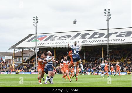 Castleford, Angleterre - 4 juillet 2022 - Derrell Olpherts of Castleford Tigers and Liam Marshall of Wigan Warriors défi pour le ballon lors de la ligue de rugby Betfred Challenge Super League Castleford Tigers vs Wigan Warriors au stade de mend-A-loose, Castleford, Royaume-Uni Dean Williams Banque D'Images