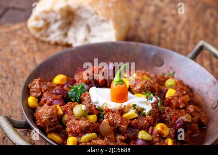 savoureux chili con carne sur bois Banque D'Images