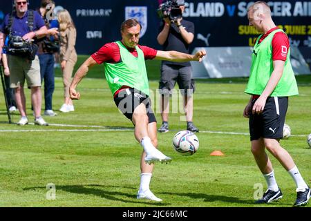 Mark Noble (à gauche) et Aitch, en Angleterre, lors d'une séance de formation en prévision de SoccerAid à Champneys Tring, Wigginton. Date de la photo: Vendredi 10 juin 2022. Banque D'Images