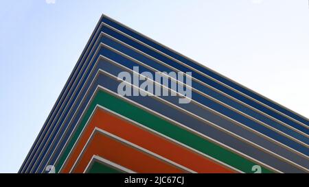 Couleurs vives et juteuses dans la construction, parties des façades multicolores du bâtiment moderne. Angle de bâtiment moderne et fenêtres. Recherchez MultiStory nouveau Banque D'Images