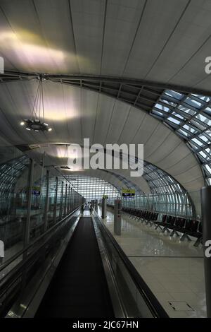 Couloir ou passerelle menant à la porte d'embarquement de l'aéroport de Suvarnabhumi. Banque D'Images