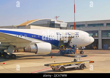 Aéroport Ben Gurion, Israël - 25 septembre 2017 : un avion El al Boeing 737-900 est stationné dans le tablier Banque D'Images