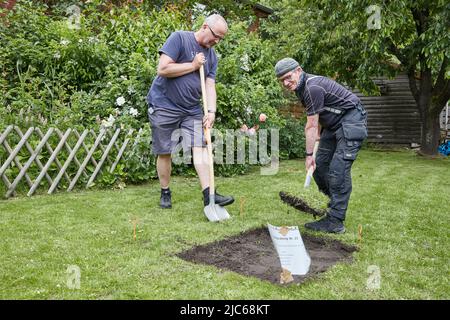 Schenefeld, Allemagne. 10th juin 2022. Stefan Scholle (l), employé de l'État, et Volker Schade, retraité, creusent sur un terrain de jardin privé. Sur les sites privés et publics, les archéologues ont mis en place 20 petites zones d'un mètre carré chacune pour permettre aux résidents de Schenefeld de faire des fouilles de recherche sous la direction de leurs guides. Selon les informations, c'est un projet unique en Allemagne. Credit: Georg Wendt/dpa/Alay Live News Banque D'Images