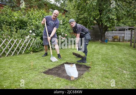 Schenefeld, Allemagne. 10th juin 2022. Stefan Scholle (l), employé de l'État, et Volker Schade, retraité, creusent sur un terrain de jardin privé. Sur les sites privés et publics, les archéologues ont mis en place 20 petites zones d'un mètre carré chacune pour permettre aux résidents de Schenefeld de faire des fouilles de recherche sous la direction de leurs guides. Selon les informations, c'est un projet unique en Allemagne. Credit: Georg Wendt/dpa/Alay Live News Banque D'Images