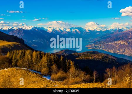 Panorama sur le lac de Côme, photographié du Monte San Primo, avec Bellagio et toutes les montagnes qui la surplombent. Banque D'Images