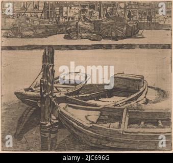 Au premier plan, trois barges amarrées à un bollard. En arrière-plan amarré des trottoirs au quai., navires dans le Damrak à Amsterdam, imprimerie: Pieter Dupont, (signé par l'artiste), Amsterdam, 1895 - 1896, papier, h 233 mm × l 266 mm Banque D'Images